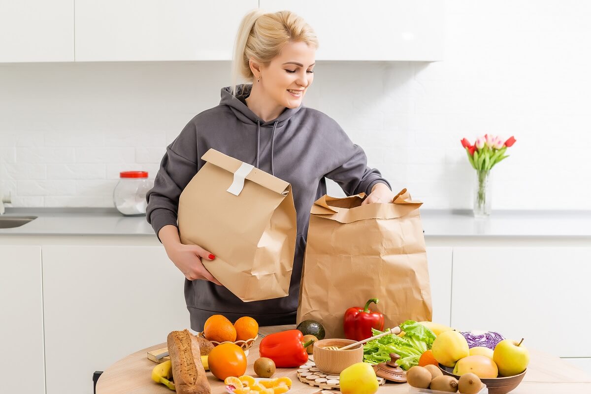 Food box meal delivery inlcuding ingredients like honey and fresh vegetables for meal preparation